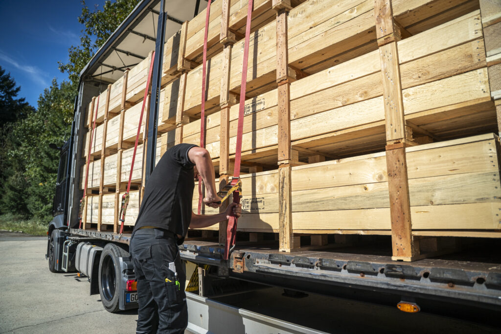 Verzurren von Transportgestellen auf einem LKW