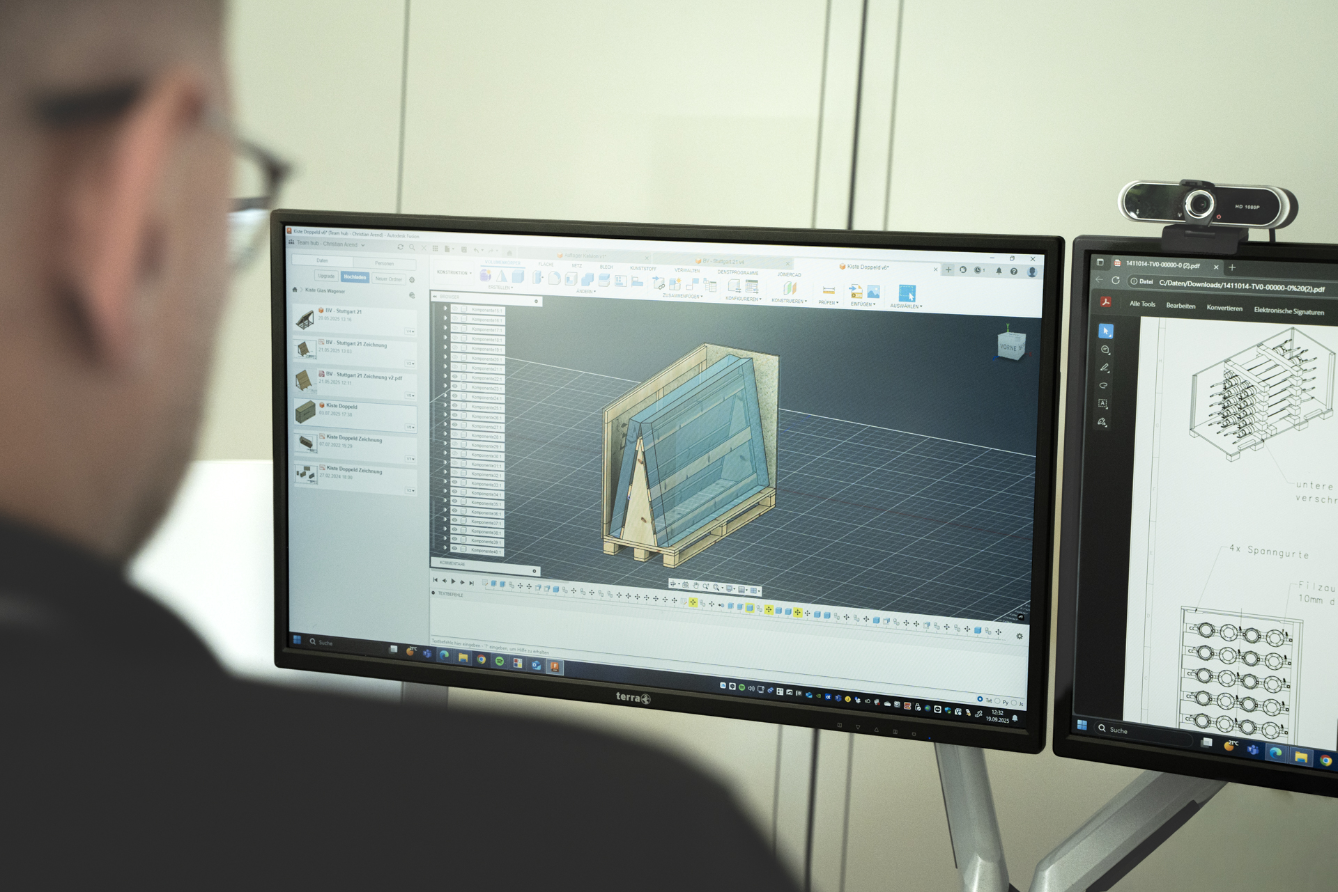 Person modeliert Transportgestell an einem Computer