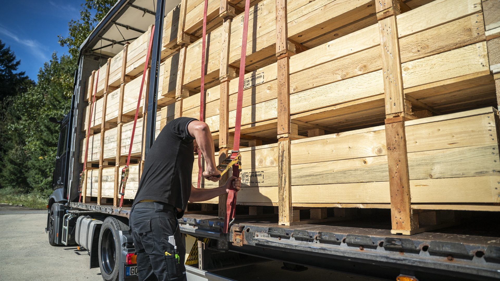 Verzurren von Transportgestellen auf einem LKW