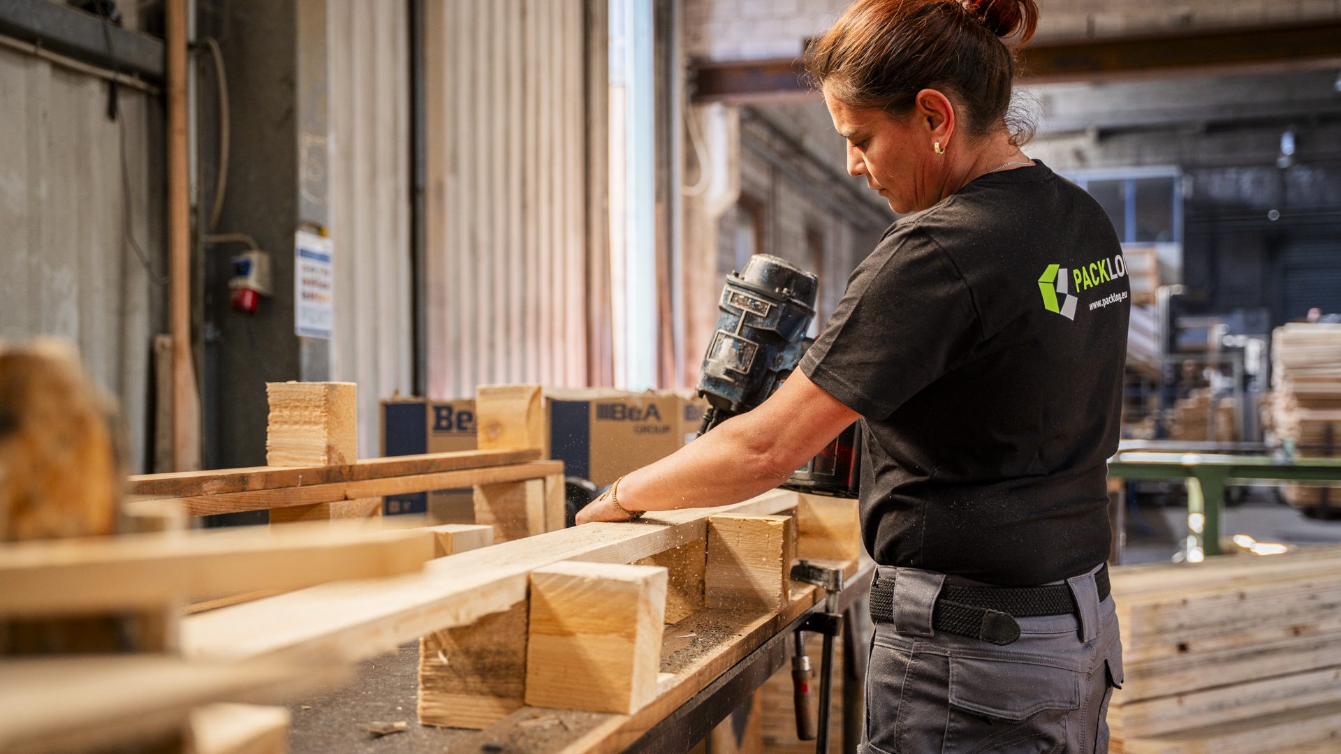 Zusammenbauen einer Holzpalette